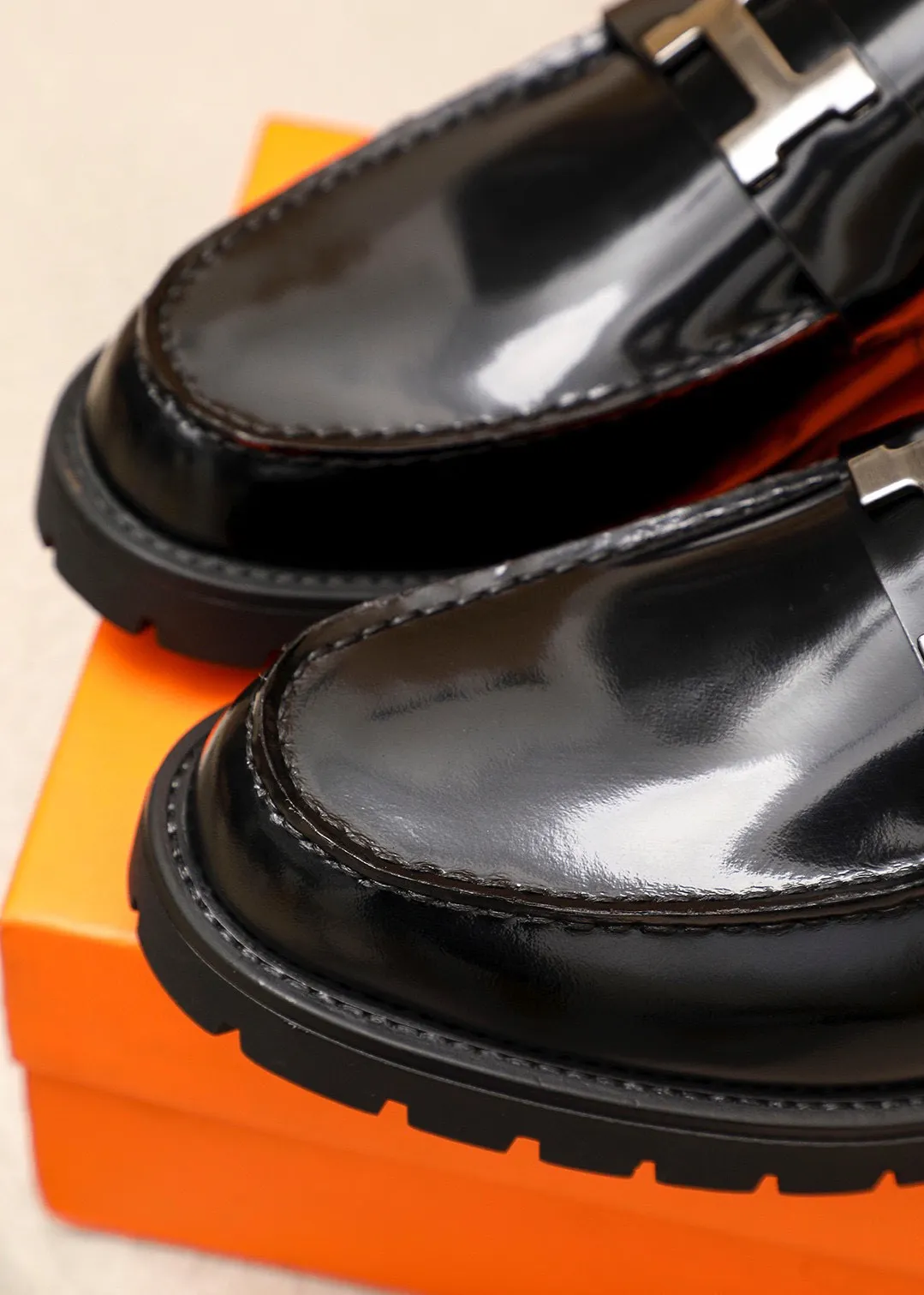 Men's shoes 💰460 💐 Product trademark: HERMES "Hermès" casual leather shoes Regular size: 39-44 (38.45🉑️customized) Product materials: Selected imported first-layer open-edge beaded cowhide upper + classic hardware buckle, imported water-dyed 🐂 cowhide lining. Strong three-dimensional visual effect, non-slip and wear-resistant rubber outsole Color: 1⃣️color optional
